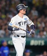 ７回、森下は中飛に倒れ、ガックリ（撮影・坂部計介）