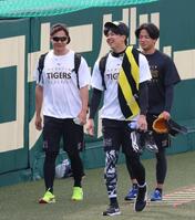 練習へ向かう（左から）大竹、才木、高橋（撮影・立川洋一郎）