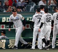 試合前、円陣を終えベンチに戻る森下（撮影・山口登）＝１５日