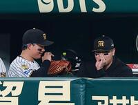 試合前、ベンチで談笑する森下（左）と佐藤輝（撮影・西田忠信）＝１５日