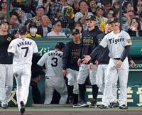 ３回表が終わりナインを迎える（右から）森下、木浪、佐藤輝（撮影・立川洋一郎）＝１５日