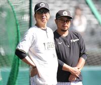 試合前、小谷野コーチと話す藤川監督（撮影・坂部計介）