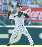 １回、高寺からの送球を受け、本塁へ好返球する中野（撮影・西田忠信）