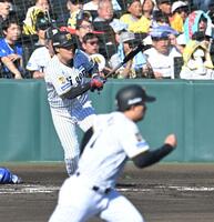 １回、同点打を放つ大山（撮影・飯室逸平）