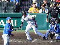 １回、左前に同点適時打を放つ大山（投手・東、捕手・古市）＝撮影・山口登