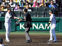 １回、大山の左前打で二塁走者の近本が本塁を狙い、判定はアウトになり藤川監督は土山球審に抗議する（撮影・山口登）