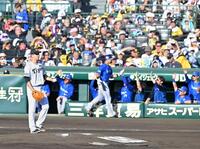 ４回、成瀬に勝ち越し２ランを許す大竹（撮影・飯室逸平）