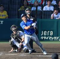 ４回、左中間に２ランを放つ成瀬（撮影・山口登）