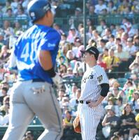 ４回、成瀬（左）に勝ち越し２ランを浴びた大竹（撮影・西田忠信）