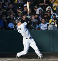 ５回、ソロを放つ森下（撮影・飯室逸平）