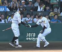 ５回、ソロを放ち、佐藤輝とタッチを交わす森下（撮影・飯室逸平）