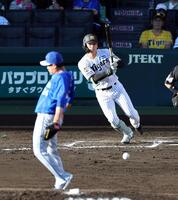 ６回、中前打を放つ高寺（投手・吉野）＝撮影・山口登