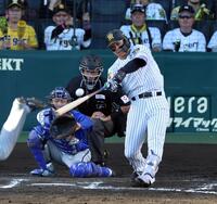 ７回、左越えにソロを放つ森下（捕手・古市）＝撮影・山口登