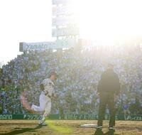 ７回、勝ち越しソロを放ちダイヤモンドを回る森下（撮影・西田忠信）