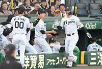 ７回、勝ち越しソロを放ち歓喜の表情でナインとタッチを交わす森下（撮影・飯室逸平）