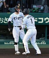 ７回、佐藤輝はソロを放った森下を迎える（撮影・山口登）