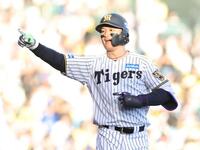 ７回、森下は２打席連続となる本塁打を放ち、ベンチにアピールする（撮影・坂部計介）