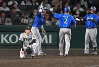 ９回、ＤｅＮＡに逆転を許し、呆然としゃがみこむ工藤（撮影・飯室逸平）