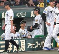 ９回、工藤が逆転を許し、ベンチで厳しい表情の藤川監督（撮影・飯室逸平）
