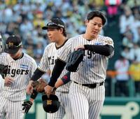 ８回、途中降板する木下（右）＝撮影・立川洋一郎
