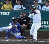 ７回、右前打を放つ大山（捕手・古市）＝撮影・山口登