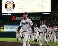 日本シリーズ進出ならず、ガックリの藤川監督ら阪神ナイン（撮影・坂部計介）