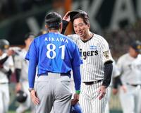 ＣＳ敗退が決まり、相川監督（左）と言葉を交わす藤川監督（撮影・立川洋一郎）