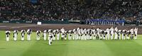 ライトスタンドに一礼する阪神ナイン（撮影・飯室逸平）