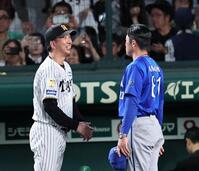 試合後、相川監督と話をする藤川監督（撮影・田中太一）