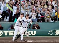 ７回、二塁打を放つ佐藤輝（撮影・田中太一）