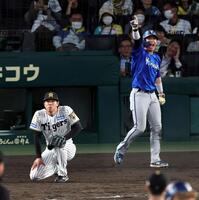 ９回、工藤は逆転を許しガックリとひざを突く（撮影・山口登）