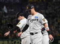 挨拶を終え、ガックリと引き揚げる佐藤輝（撮影・坂部計介）