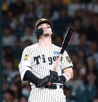 ９回、見逃し三振に倒れる佐藤輝（撮影・西田忠信）