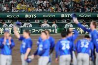 日本シリーズ進出ならず、ベンチで悔しがる佐藤輝（中央）＝撮影・田中太一