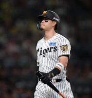 ９回、三振に倒れ、ベンチに戻る佐藤輝（撮影・坂部計介）