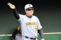 選手交代を告げる平田２軍監督