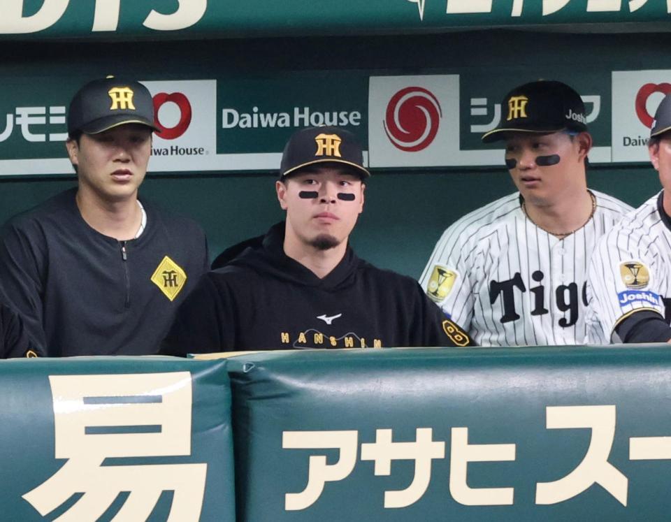 ベンチ入りする佐藤輝（中央）と森下（右）＝撮影・山口登