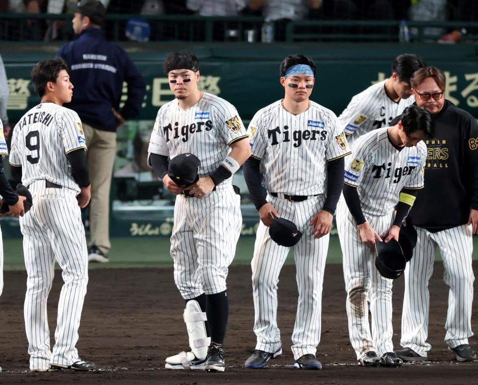 試合を終え、ファンにあいさつする佐藤輝（左から２人）ら阪神ナイン（撮影・山口登）