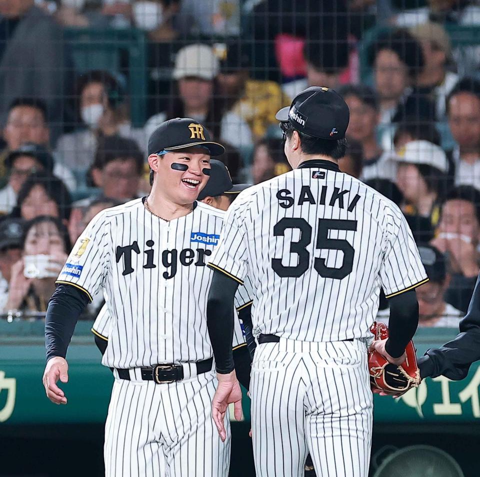 ２回を投げ終えた才木（右）を笑顔で迎える森下（撮影・西田忠信）