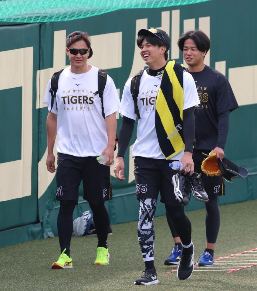 練習へ向かう（左から）大竹、才木、高橋（撮影・立川洋一郎）