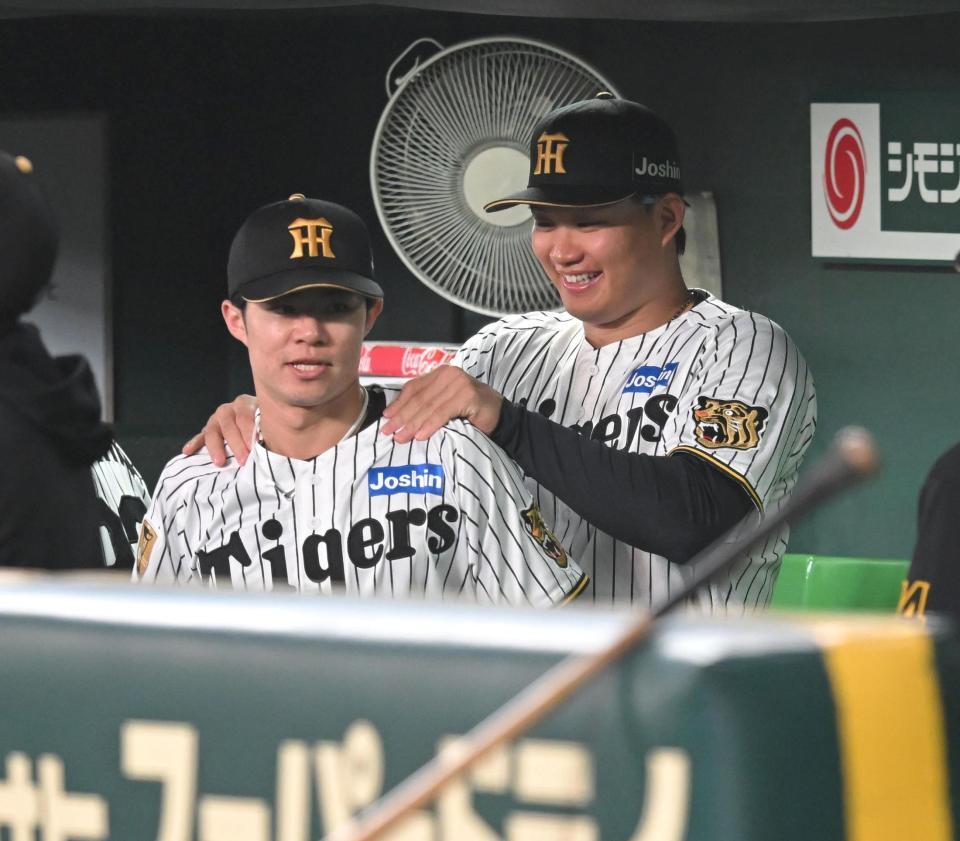 ベンチで中野の肩を揉む森下（撮影・飯室逸平）＝１５日