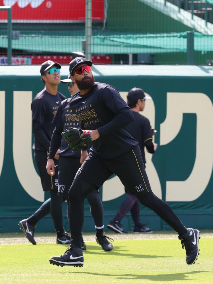 外野ノックを受けるガルシア（撮影・立川洋一郎）