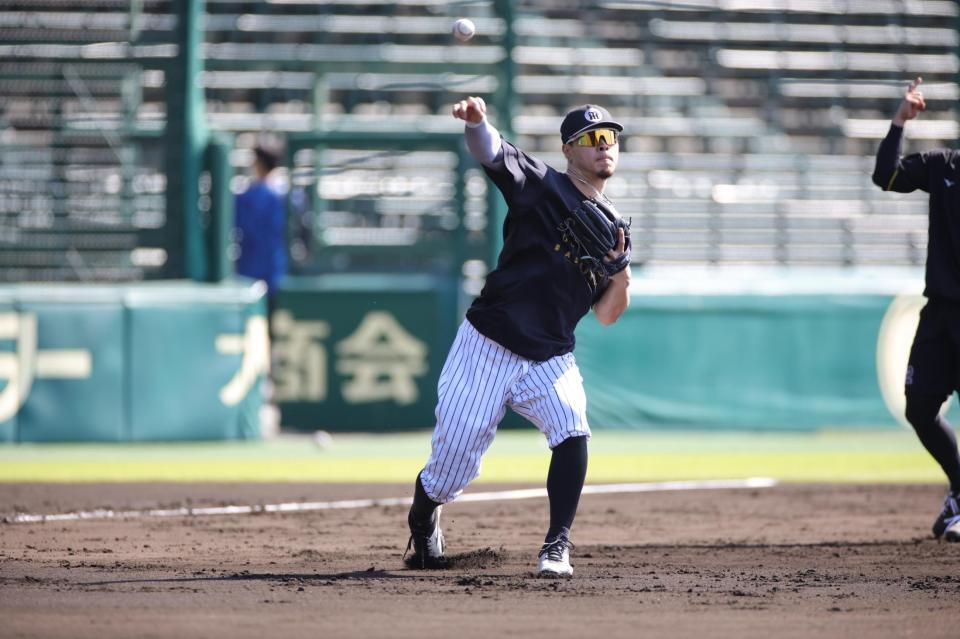 三塁でノックを受ける佐藤輝