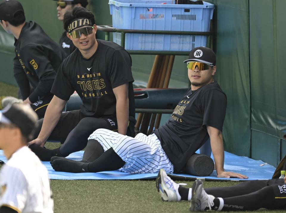 試合前の練習で調整する佐藤輝ら（撮影・飯室逸平）