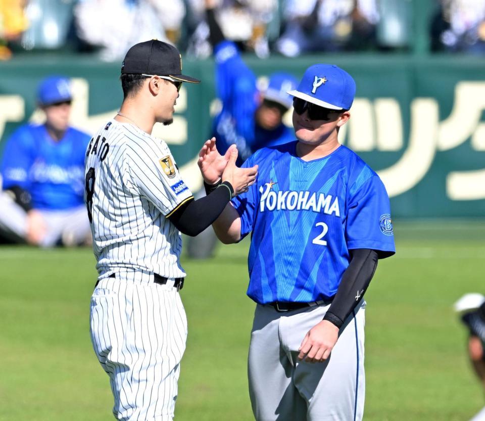 試合前、互いの健闘を誓い合う佐藤輝と牧（撮影・飯室逸平）