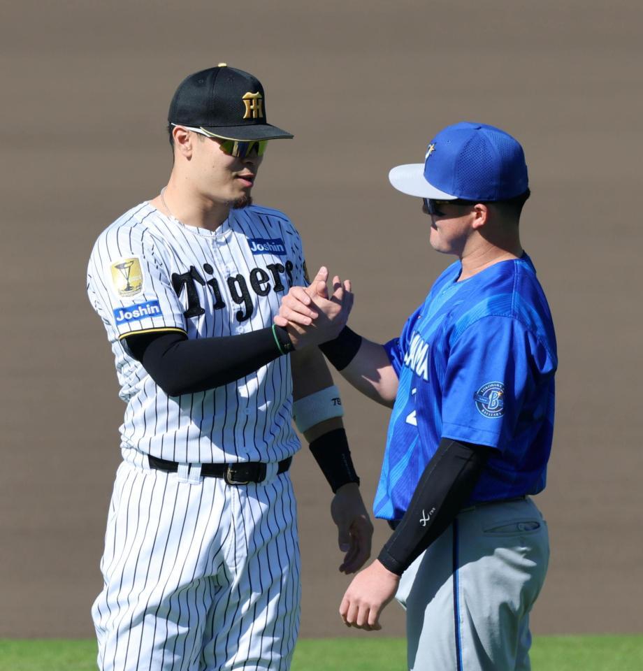 試合前、佐藤輝（左）は牧とガッチリと握手を交わす（撮影・山口登）