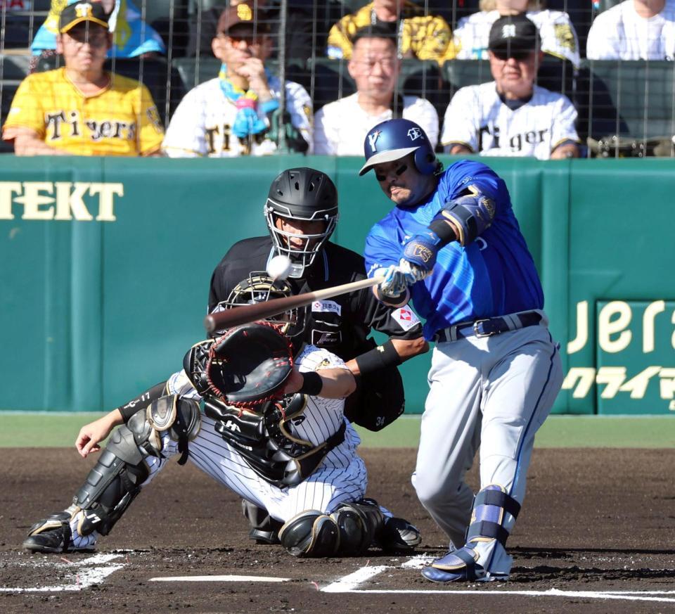 １回、先制の左犠飛を放つ宮崎（捕手・伏見）＝撮影・山口登