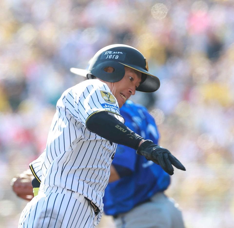 １回、大山の打球で本塁へ激走する近本（撮影・西田忠信）