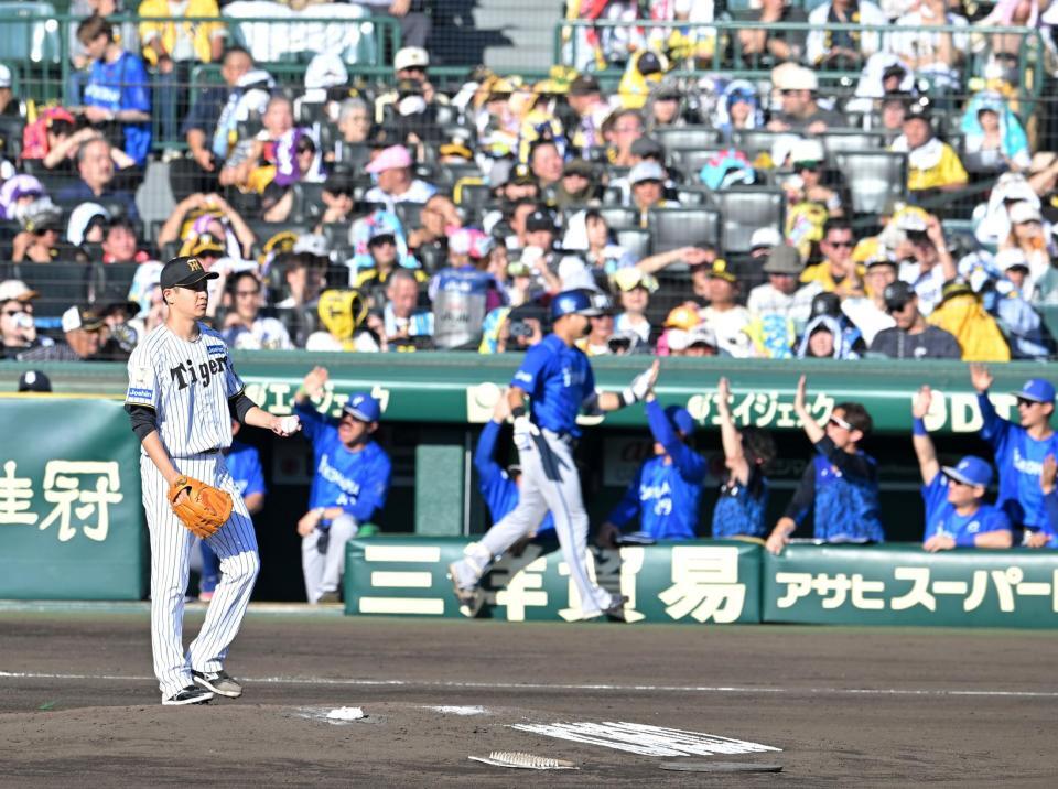 ４回、成瀬に勝ち越し２ランを許す大竹（撮影・飯室逸平）
