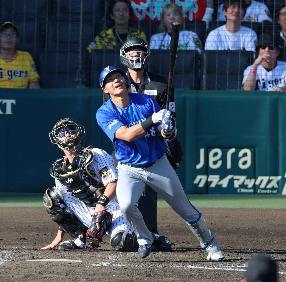 ４回、左中間に２ランを放つ成瀬（撮影・山口登）